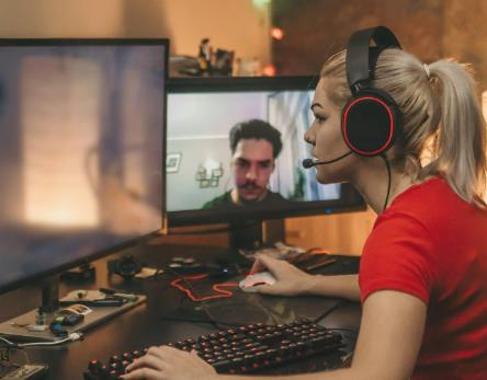 目前直播游戏还赚钱么？哪些平台直播游戏人气比较高？配图